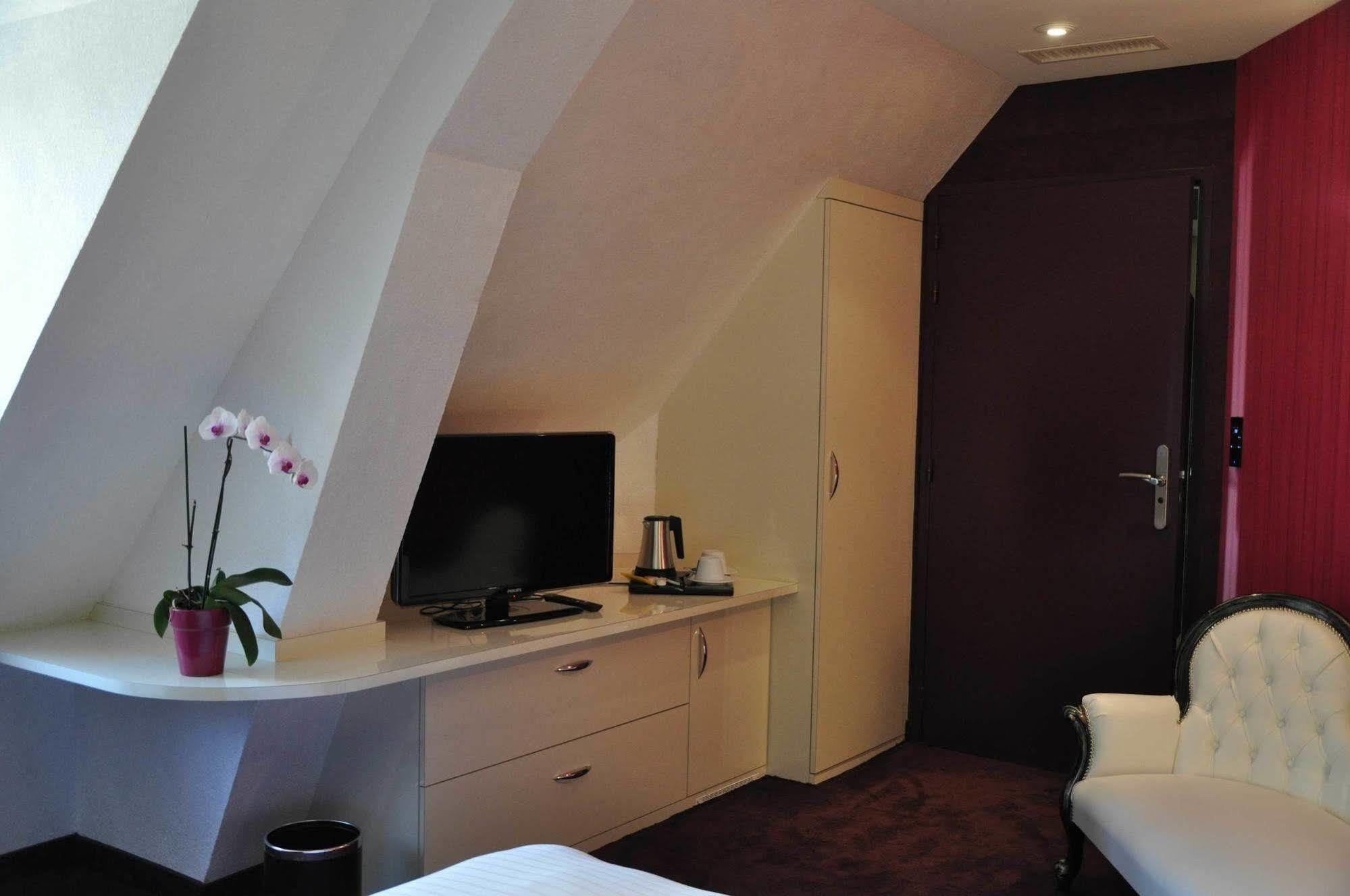 Le Domaine Des Chevaliers De Malte Bed & Breakfast Villedieu-les-Poeles-Rouffigny Bagian luar foto